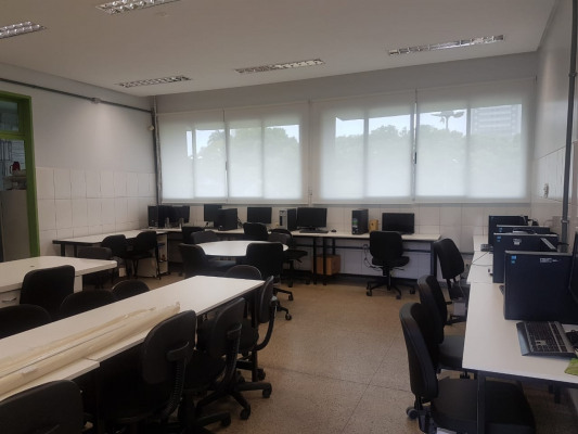 Visão geral do laboratório com seu mobiliário.jpg